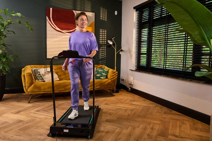 Binnen trainen op een helling voor een sterker lichaam